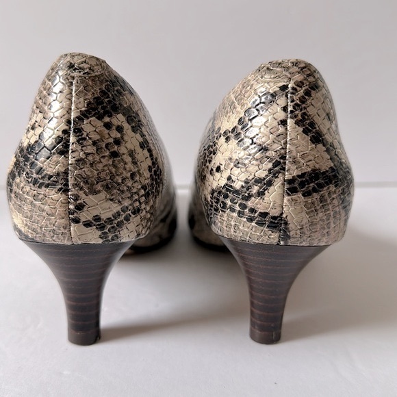 Clark’s Collection Linvale Sage Taupe Snakeskin 7 Pumps Heels Pointy Toe Slip On - Picture 4 of 9